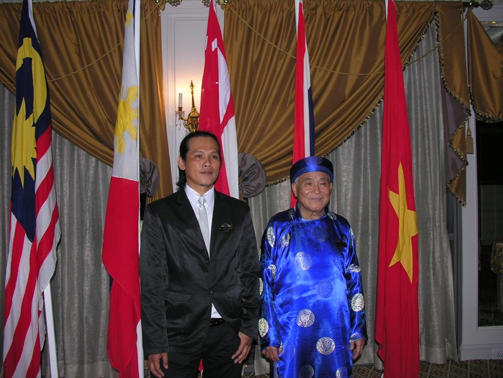 ພົບປະກັບບັນດານັກປະພັນທີ່ໄດ້ຮັບລາງວັນວັນນະຄະດີ ອາຊີຕາເວັນອອກສຽງໃຕ້ 2011 - ảnh 2
